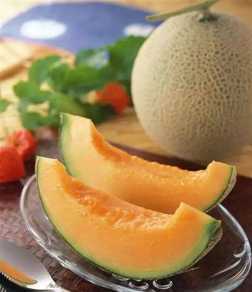 张美丽吃哈密瓜,尽享甜蜜时光